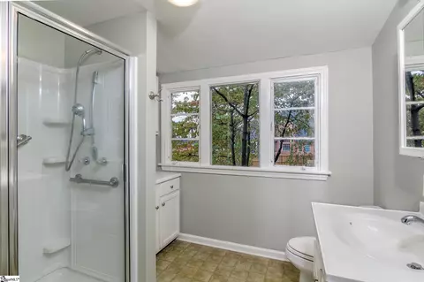 Bath - 206 Laurel Rd, Greer, SC 29651 photo 2 of 4