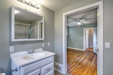 Bath - 206 Laurel Rd, Greer, SC 29651 photo 4 of 4