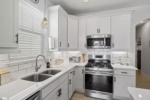 Kitchen - 103 Townsend Ave, Greer, SC 29651 photo 4 of 5