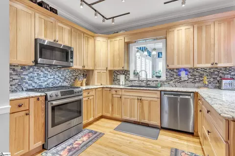 Kitchen - 104 Pine Ridge Dr, Easley, SC 29642 photo 3 of 4