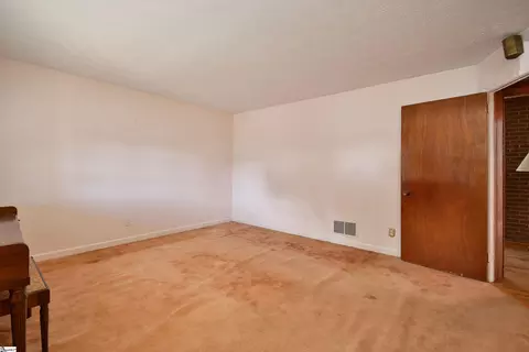 Living - 106 Baker Ct, Easley, SC 29640 photo 3 of 6
