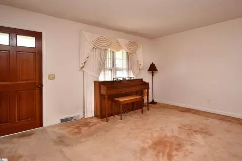 Living - 106 Baker Ct, Easley, SC 29640 photo 1 of 6