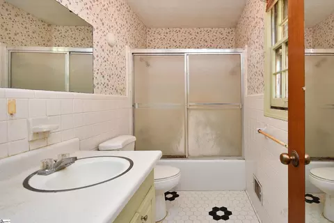 Bath - 106 Baker Ct, Easley, SC 29640 photo 4 of 5