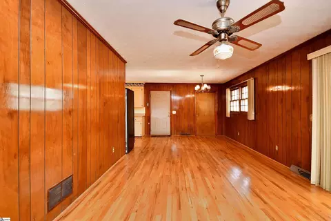 Living - 106 Baker Ct, Easley, SC 29640 photo 4 of 6