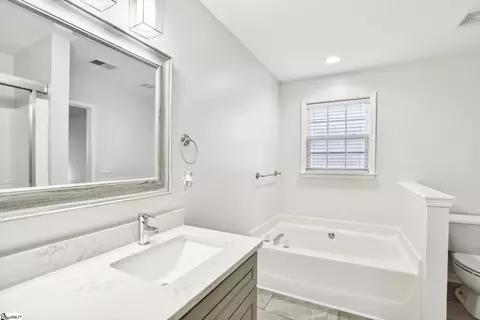Bath - 12 Seaside Ln, Greer, SC 29650 photo 2 of 4