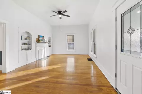 Living - 40 Smith St, Ware Shoals, SC 29692 photo 3 of 3