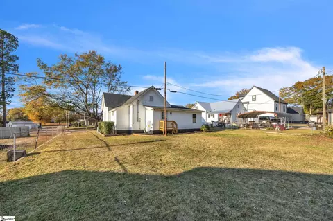 Exterior - 200 Wright St, Laurens, SC 29360 photo 3 of 6