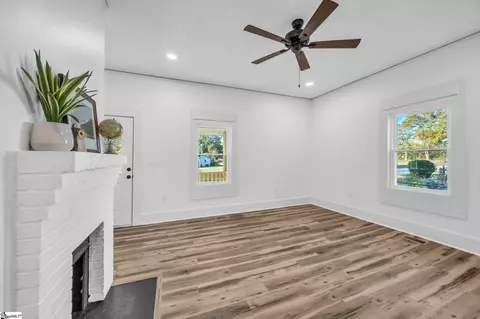 Living - 200 Wright St, Laurens, SC 29360 photo 2 of 3