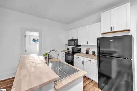 Kitchen - 200 Wright St, Laurens, SC 29360 photo 2 of 3