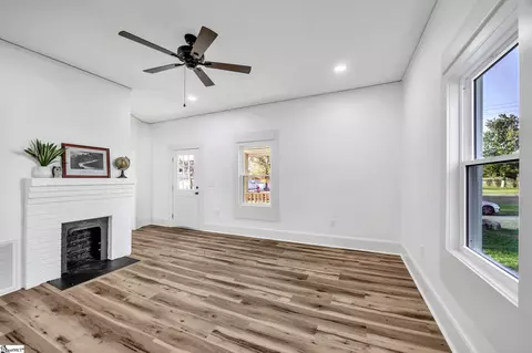 Living - 200 Wright St, Laurens, SC 29360 photo 1 of 3