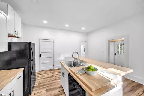 Kitchen - 200 Wright St, Laurens, SC 29360 photo 3 of 3