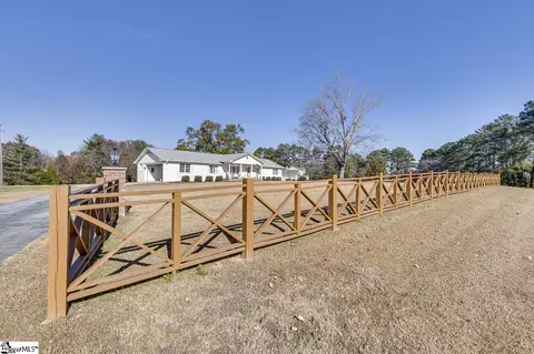 Exterior - 205 Hammett Rd, Greer, SC 29650 photo 2 of 4