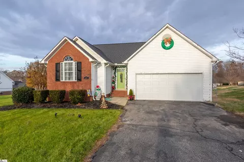 107 Cherrywood Rd, Woodruff, SC 29388
