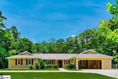 133 Sharcliff Rd, Cowpens, SC 29330
