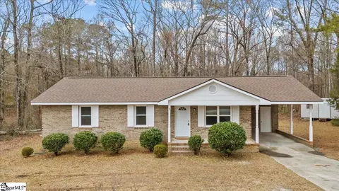 16 Gordon St, Due West, SC 29639