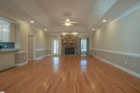 Living - 114 Warren Dr, Easley, SC 29640 photo 4 of 8