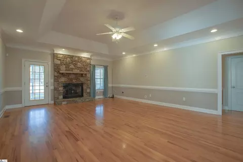 Living - 114 Warren Dr, Easley, SC 29640 photo 6 of 8
