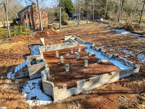 View/Area - 111 Williamsburg Dr, Greer, SC 29651 photo 2 of 9