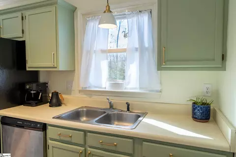 Kitchen - 4 Moriston Rd, Mauldin, SC 29662 photo 3 of 6