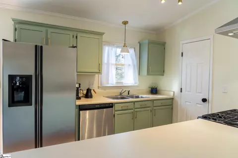 Kitchen - 4 Moriston Rd, Mauldin, SC 29662 photo 2 of 6
