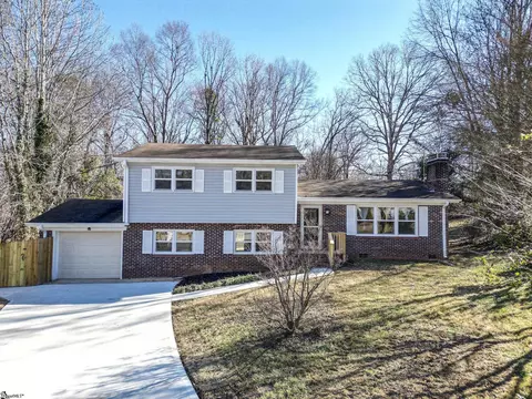 122 Woodcliff Ct, Simpsonville, SC 29681
