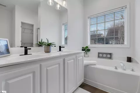 Bath - 204 Durand Ct, Greer, SC 29650 photo 2 of 3