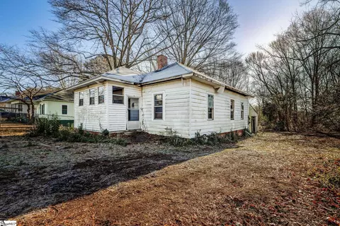 3 Gallon St, Laurens, SC 29360