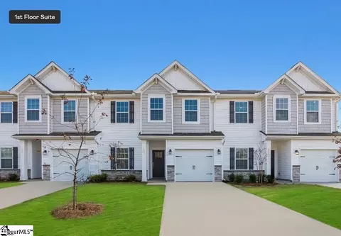 82 Fernhill Ln, Fountain Inn, SC 29644
