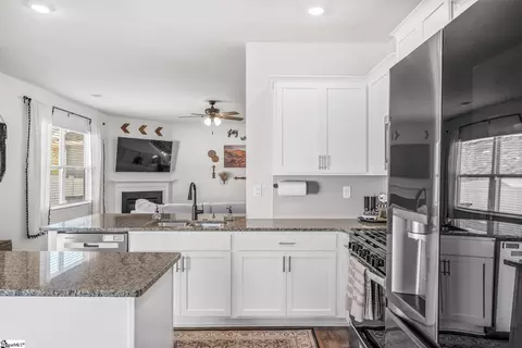 Kitchen - 27 Oak Edge Ln, Greer, SC 29651 photo 4 of 5