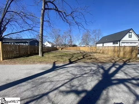 201 Earl St, Greer, SC 29651