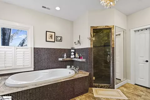 Bath - 4 Chilton Pl, Greer, SC 29650 photo 2 of 5