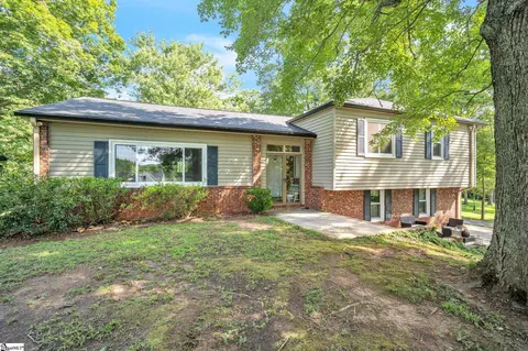 196 E Lake Dr, Laurens, SC 29360