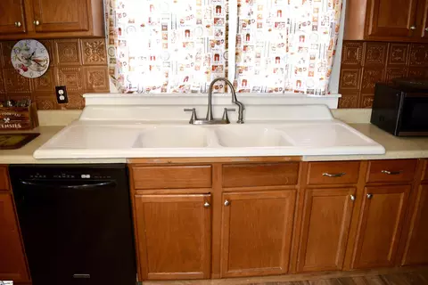 Kitchen - 147 Eastview Rd, Pelzer, SC 29669 photo 2 of 2
