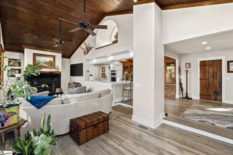 Entry Way - 830 Lakeside Dr, Anderson, SC 29621 photo 4 of 4