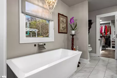 Bath - 830 Lakeside Dr, Anderson, SC 29621 photo 4 of 6