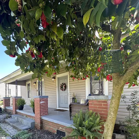 25 W Main St, Greenville, SC 29611