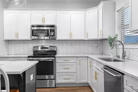 Kitchen - 15 Harwick Ct, Easley, SC 29642 photo 3 of 5