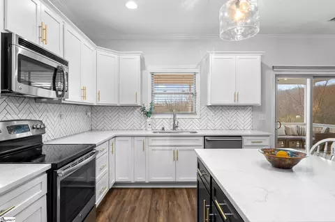 Kitchen - 15 Harwick Ct, Easley, SC 29642 photo 4 of 5