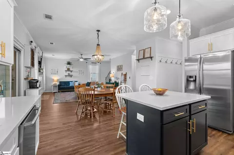 Kitchen - 15 Harwick Ct, Easley, SC 29642 photo 2 of 5
