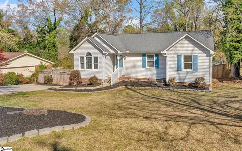 16 Laurel Dr, Taylors, SC 29687