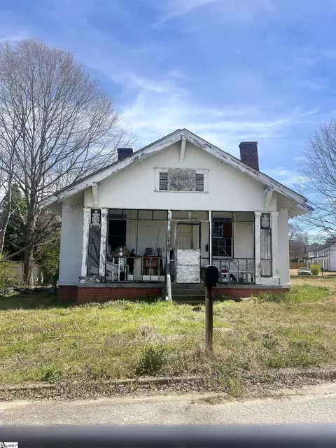 106 Oak St, Laurens, SC 29360