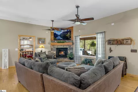 Living - 140 Oshields Rd, Easley, SC 29640 photo 1 of 2