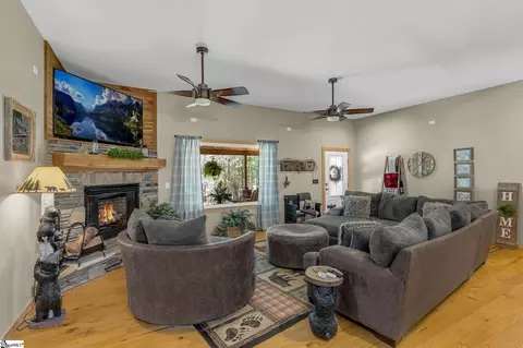 Living - 140 Oshields Rd, Easley, SC 29640 photo 2 of 2