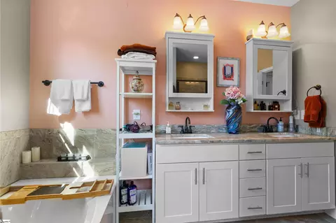 Bath - 427 S Pendernale Dr, Moore, SC 29369 photo 3 of 7