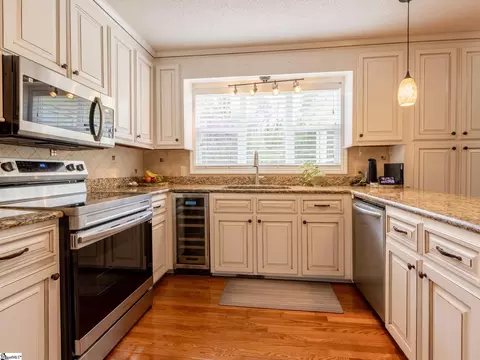 Kitchen - 207 Hedgewood Ter, Greer, SC 29650 photo 3 of 6