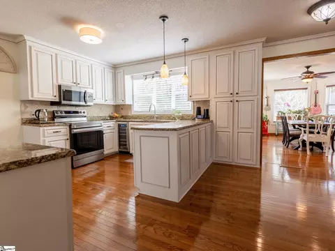 Kitchen - 207 Hedgewood Ter, Greer, SC 29650 photo 6 of 6
