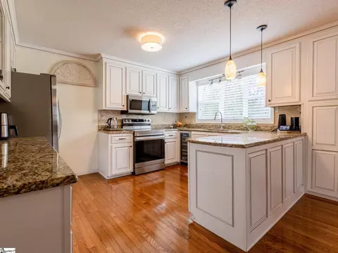 Kitchen - 207 Hedgewood Ter, Greer, SC 29650 photo 5 of 6