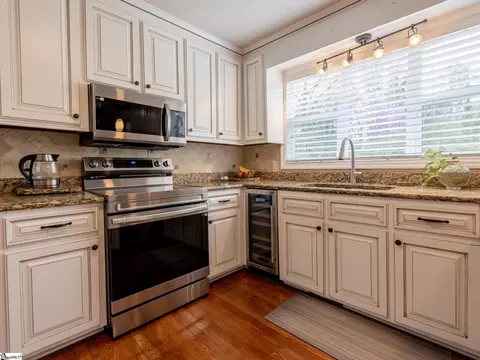 Kitchen - 207 Hedgewood Ter, Greer, SC 29650 photo 2 of 6
