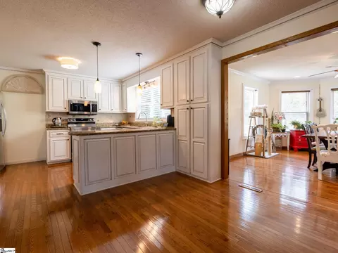 Kitchen - 207 Hedgewood Ter, Greer, SC 29650 photo 4 of 6