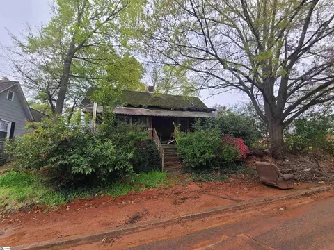 13 Henry St, Easley, SC 29640